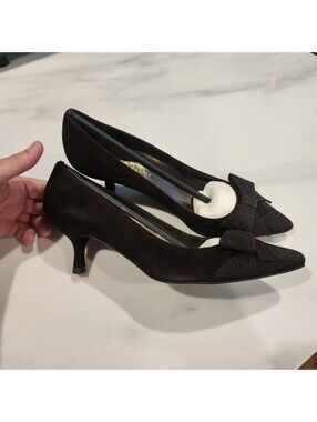 NIB Stuart Weitzman CP Charm Pump Cola Brown Suede Bow Heels Shoes 7 M